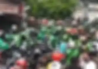 Debt Collector Kocar-kacir Bentrok Vs Ojol di Sawah Besar, Puluhan Helm Melayang di Udara