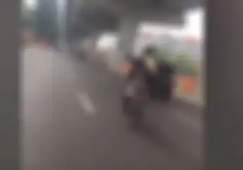 Pemotor Nekat Freestyle di Tengah Jalan Tabrak Mobil Akhirnya Terciduk di Rumah