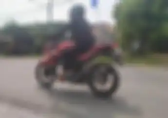 Tips Buat Bikers Pemula Belajar Naik Motor Kopling Manual, Simak Kuy