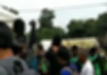 Rombongan Driver Ojol Kawal Pemakaman Artis Ini, Selebriti Lain Malah Gak Muncul