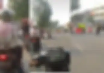 Viral Video Pemotor Lolos Penyekatan yang Dijaga Ketat Petugas Lewat SPBU