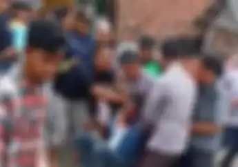 Polisi Kejam Rampas Motor dan Dorong Korban Hingga Jatuh, Sang Oknum Babak Belur Dihajar Warga