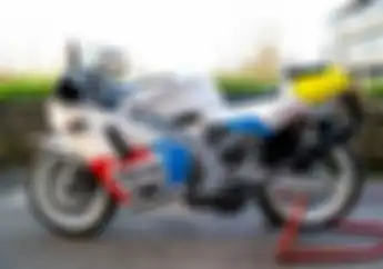 Motor Langka Suzuki RGV250 Pepsi Baru Unboxing, Terlupakan 32 Tahun