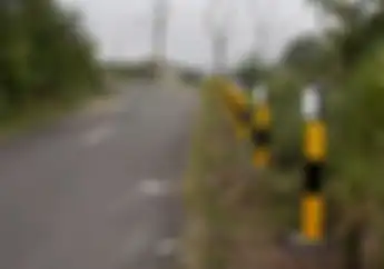 Bukan Sekedar Pembatas, Tiang di Pinggir Jalan Punya Fungsi Luar Biasa
