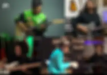 Mimpi Jadi Kenyataan, Driver Ojol  Ini Bisa Main Gitar Bareng Dewa Budjana