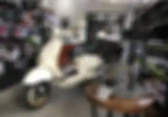 Video Vespa 946 Christian Dior Mengaspal Di Indonesia, Motor 125 CC Paling Mahal Di Dunia