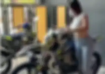 Seksi Gaya Lucinta Luna Tuntun Motor Trail Bikin Para Cowok Rame-rame Keramas