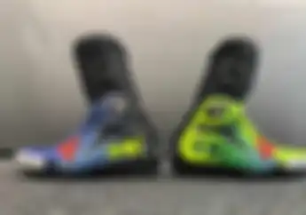 Wuih, Sepatu Balap Valentino Rossi Dilelang di MotoGP Inggris 2021