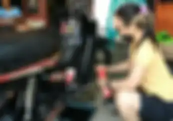 Ibu Guru TK Alih Profesi Jadi Mekanik Bengkel Motor, Jago Bongkar Pasang Karburator