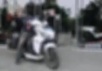 Keren Parah, Biker Motor Listrik Ini Touring Sejauh 3.000 km Sambil Gendong Segini Banyak Baterai Cadangan