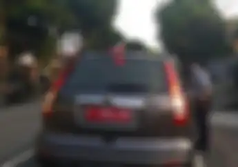 Pemotor Heboh Tunjuk-tunjuk Mobil Dinas Plat Merah, Ini Dia Masalahnya