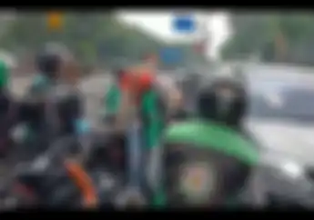 Viral Video Pemotor Duel Lawan Pengemudi Fortuner Driver Ojol Sampai Turun Tangan, Spion Mobil Hancur