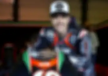 Bikin Penasaran, Kok Maverick Vinales Ngetes Motor Barunya Sambil Senyum-senyum