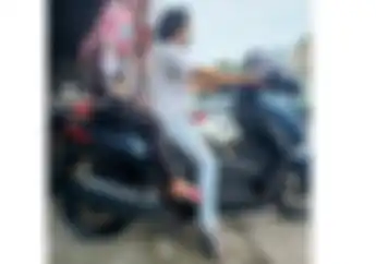 Cewek Dibonceng Kakaknya Yamaha NMAX, Bukannya Nyaman Malah Ngangkang
