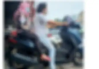 Ngangkang Nih Cewek Saat Dibonceng Naik Kakaknya Yamaha NMAX, Ini Alasannya