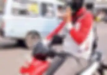 Masih Berani Naik Motor Sambil Merokok, Siap-siap Setor 3 Kali Denda SIM Ketinggalan