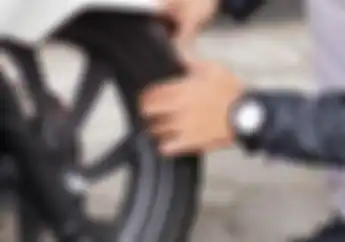 Kenali Tanda Ban Motor Yang Berbahaya Jika Dipakai, Enggak Harus Botak Loh