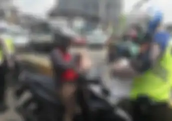 Dapetin Stiker Hologram Biar Gak Ditilang Polisi Ternyata Gak Bayar, Cukup Lakukan Ini Saja