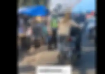 Uang Rp 250 Ribu Selamat, Pengendara Ini Pura-pura Dorong Motor Biar Gak Ditilang