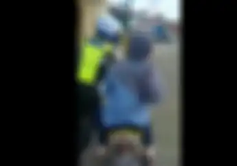 Dasar Emak-emak, Ditilang Polisi Tetap Santuy Gak Mau Turun Dari Motor