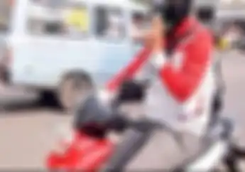 Viral Mata Cewek Ini Kena Abu Rokok Pemotor, Denda Merokok Sambil Naik Motor Bikin Dompet Jebol