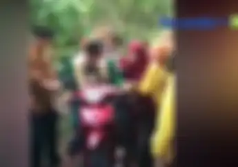 Viral, Video Kisah Perjuangan Sepasang Pengantin Mendadak Naik Motor Karena Hal Ini