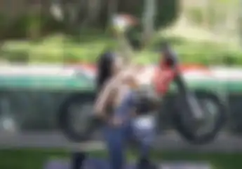 Bikin Lemes, Aksi Maria Vania Pakai Baju Seksi Naik Turun Kasih Tips Olahraga Untuk Pemotor