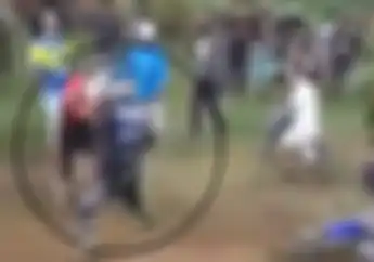 2 Pembalap Grasstrack Terlibat Duel di Tengah Lintasan, Penonton Berhamburan