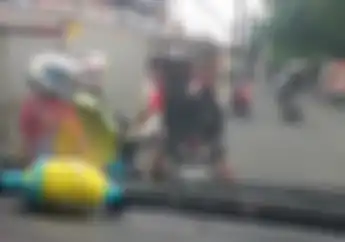 Viral, Pengawal Ambulans Diludahi Dan Hampir Adu Jotos Dengan Pemotor