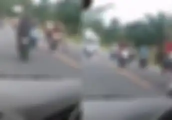 Bergaya Ala Pembalap MotoGP Mau Start, Pemotor Konvoi Ugal-Ugalan Saat Iringi Ambulans