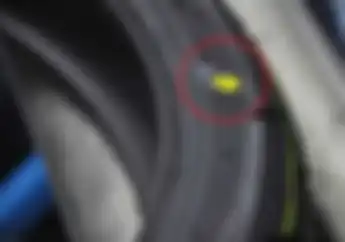 Tanda Titik Kuning di Dinding Ban Motor Bukan Keciprat Cat, Ternyata Ini Artinya