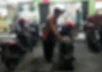 Viral Minimarket Pasang Spanduk Parkir Gratis,  Ini Nih Juru Parkir Gak Resmi yang Servisnya Patut Dicontoh