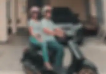Pose Mesra Vanessa Angel Dan Suaminya Naik Motor, Bikin Netizen Iri