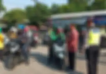 Takut Kena Razia, Pemotor Nekat Tabrak Polisi Hingga Terseret 12 Meter