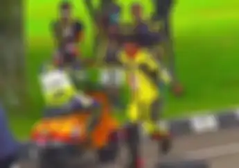Kesal Dibikin Jatuh, Pembalap Vespa Race Ini Lempar Helm Ke Rivalnya
