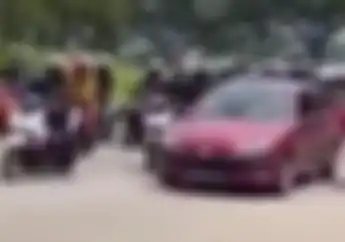 Tegang Video Rombongan Pemotor Sunmori Tendang Mobil di Sentul