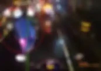 Bahaya Pakai Jas Hujan Ponco atau Kelelawar di Musim Hujan, Efeknya Bisa Seperti di Video Ini
