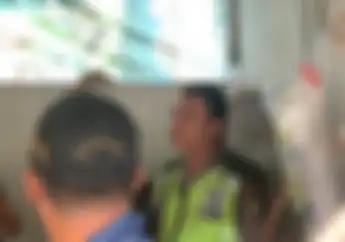 Geger, Video Oknum Polisi Nyaris Dihajar Massa, Peras Pemotor Untuk Makan?
