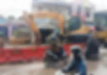 Akhirnya Rumah Aneh di Tengah Jalan Dibongkar, Belasan Tahun Makan Jalan Motor Gara-gara Ini
