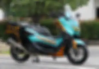 Yamaha NMAX Kena Modifikasi Gaya Touring, Kelir Bodi Nyentrik Dan Boks Samping Bikin Unik