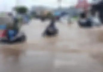 Bikers Wajib Catat, Segini Batas Aman Motor Kalau Nekat Terobos Banjir