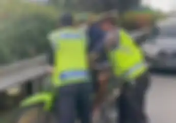 Diduga Gangguan Jiwa, Pemotor Terobos Jalan Tol Menuju Karawang