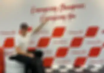 Pembalap WSBK Ini Bagi Uang ke Bocah Mandalika, Auto Banjir Pujian
