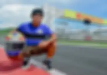 Wuih Pembalap Indonesia Galang Hendra Pamer Helm Spesial, Siap Gaspol di Sirkuit Mandalika
