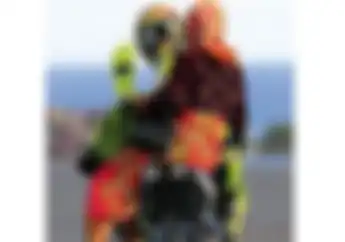 Foto Valentino Rossi Bonceng Emak-emak Pakai Baju Khas Sasak Lombok di Sikuit Mandalika