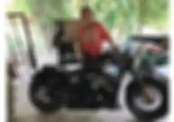 Dikira Gembel, Kakek Tua Berkaos Robek-robek Malah Beli Motor Gede Harley-Davison