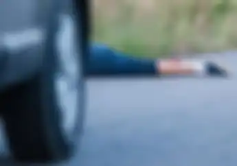 Nekat Polisi Sengaja Dilindas Mobil, Kaki Kiri Sampai Cedera Parah