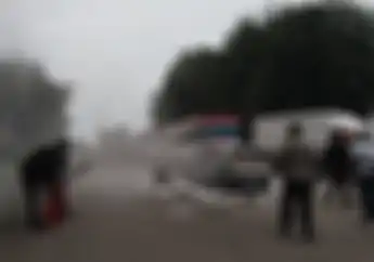 Ngeri, Sambil Naik Motor Gerombolan Ormas Serang Mobil dan Keroyok Sopir, Dua Orang Terluka