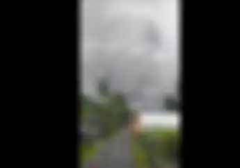 Mencekam Video Gunung Semeru Meletus, Rumah Ambruk Motor Yamaha NMAX Terkena Abu