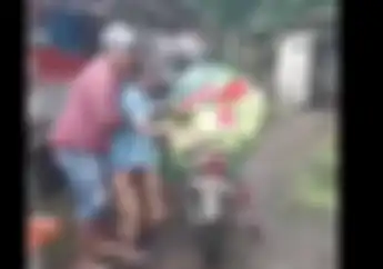 Video Nenek-nenek Ditolong Warga Pakai Motor Saat Gunung Semeru Meletus, Bikin Terharu Lihatnya